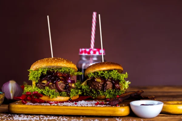 Hamburger van verse, smakelijke, traditionele natuurvoeding — Stockfoto