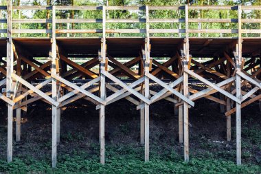 Geçici ahşap tren istasyonu. İstasyon tamir edilirken platform ahşap tahtalardan yapılmıştır. Tren yolcuları için platformun onarımı.