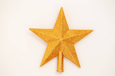 Beyaz arka planda Noel süsleri. Düz yatış, üst görünüm.