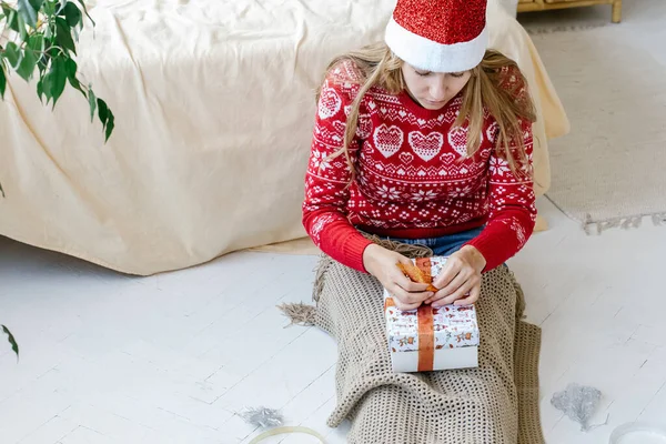 Женщина Шляпе Санты Упаковывает Подарки Рождество Дома Новогодние Рождественские Праздники — стоковое фото