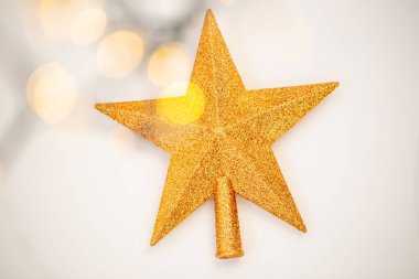 Beyaz arka planda Noel süsleri. Düz yatış, üst görünüm.