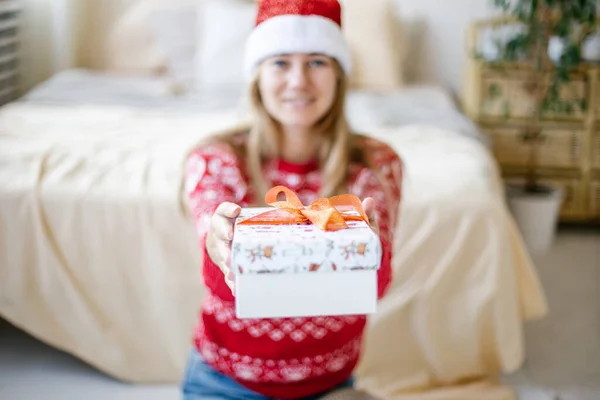 크리스마스 선물을 여자가 바닥에 리본을 있습니다 크리스마스 선물과 — 스톡 사진