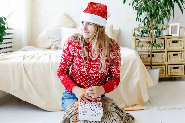 Hermosa Mujer Caucásica Sonriendo Sombrero Santa Preparación Regalo Para Las —  Fotos de Stock