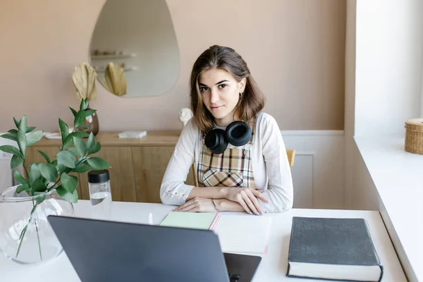 Aantrekkelijk Meisje Dragen Koptelefoon Studie Met Internet Chat Skype Leraar — Stockfoto