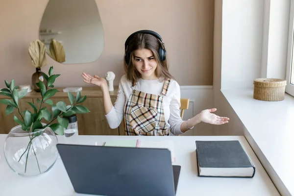 Muchacha Atractiva Con Auriculares Estudio Con Internet Chat Skype Profesor — Foto de Stock