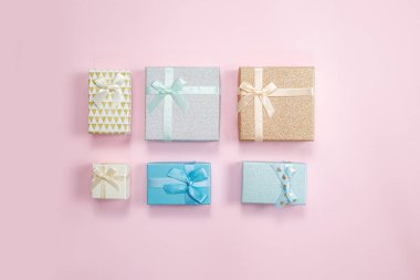 Pembe arka planda hediye kutuları. Tatil indirimi konsepti. Sevgililer Günü 'nün geçmişi. Yukarıdan bak. Düz yatıyordu