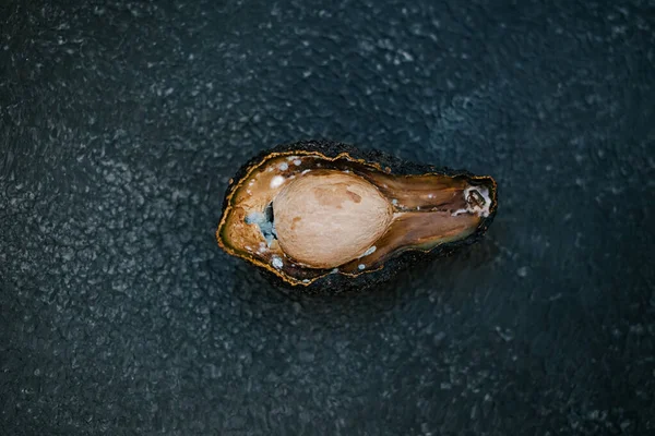 Die Hälfte Der Ungesunden Verdorbenen Avocado Auf Dunklem Hintergrund Schlechte — Stockfoto