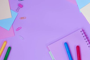 Pembe arka planda çalışmak için okul malzemeleri. Okula dönelim. Yukarıdan görüntüle.
