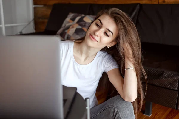 Pretty Girl Student Oglądać Webinar Słuchać Kursu Online Komunikować Się — Zdjęcie stockowe