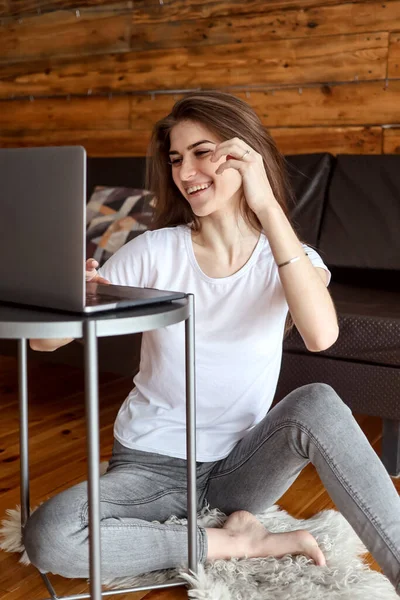 Atractiva Chica Feliz Sonriente Estudiante Que Tiene Video Chat Sentado Imágenes De Stock Sin Royalties Gratis