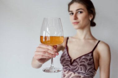 Beyaz şaraptan zevk alan tatlı bir kadın. Metin kaplaması için boşluk, arkaplan, negatif alan, gerçek insanlar, insan unsuru, yaz, tost, içecek, kokteyl, kutlama, şerefe, içki