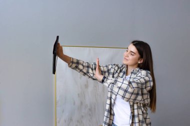 Çekici kız öğrenci tabletteki arkadaşlarıyla sohbet ediyor. Sorumlu arkadaş canlısı kız rahat giyinir. Modern ev içi.