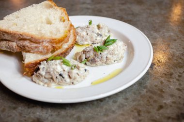 Buğday ekmekli ringa balığı.