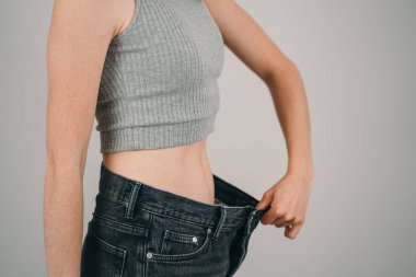 Kız çok zayıfladı. Anerexia bir kızda. Sıska bir kız için çok büyük.