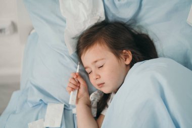 Küçük kız soğuk aldı. Çocuklar mendile hapşırırlar. Çocuk hasta ve evde tedavi altında tutuluyor. Çocuklarda mevsimsel soğuk algınlığı