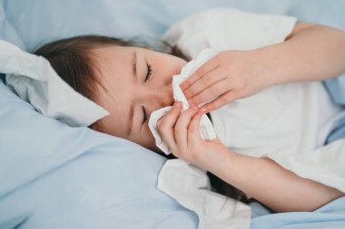 Küçük kız soğuk aldı. Çocuklar mendile hapşırırlar. Çocuk hasta ve evde tedavi altında tutuluyor. Çocuklarda mevsimsel soğuk algınlığı