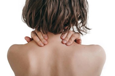 Kız boynuna masaj yapıyor. Boyun ve kolların toplu planı. Profesyonel vücut masajı.