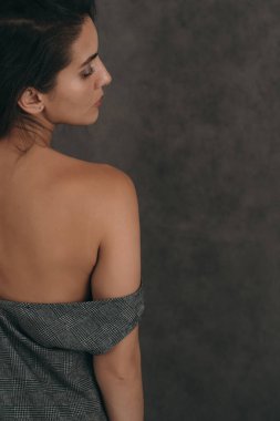 Güzel bir kızın şehvetli portresi. Güzel ve şık bir kızın dikey fotoğrafı. Kozmetoloji hakkında bir metin için yer