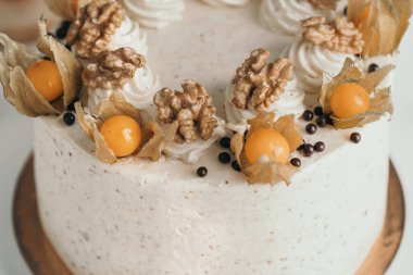 Ev yapımı fındıklı kek. Lezzetli ve lezzetli ev yapımı kek. Cevizli ve meyveli kek.