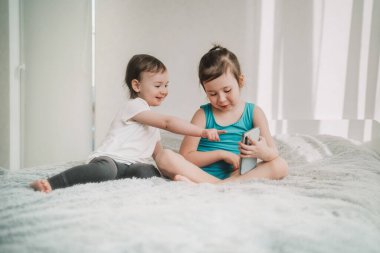 Çocuklar telefonda çizgi film izler. Eski alet bağımlılığı. Geliştirme