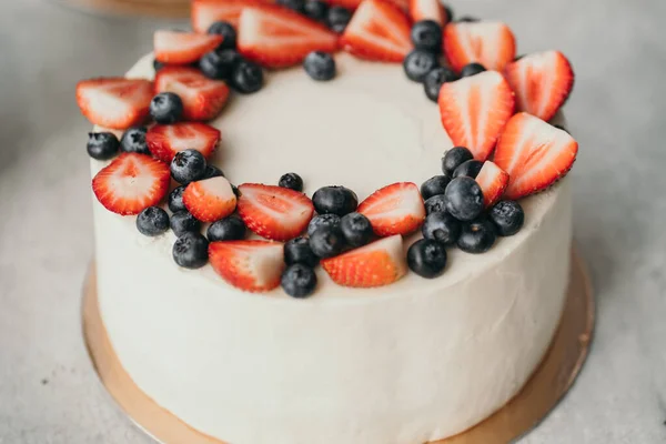 Kue buatan sendiri segar dengan krim keju dan buah berry liar. Stroberi dan kue blueberry. Kue yang indah di atas nampan — Stok Foto