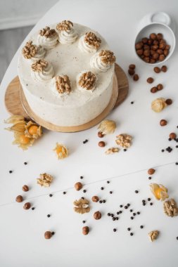 Dikey çerçeveli ev yapımı doğum günü pastası cevizli güzel pasta. Krem peynirli ve fındıklı çikolatalı kek..