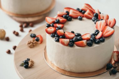 Krem peynir ve böğürtlenli lezzetli pasta. Çilekli ve yaban mersinli kek. El yapımı kek.