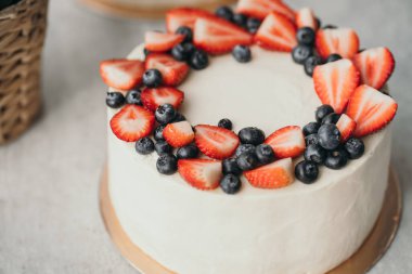 Peynir kremalı ve yaban mersinli taze ev yapımı kek. Çilekli ve yaban mersinli kek. Tepside güzel bir pasta