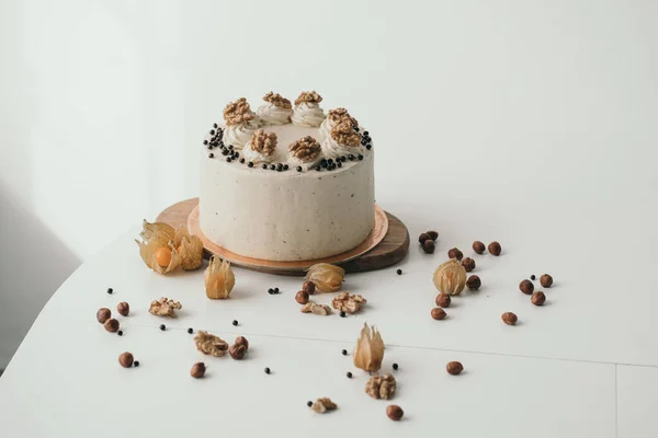 Hermoso pastel con nueces. Pastel de esponja de chocolate con queso crema y nueces. Pastel de cumpleaños casero. —  Fotos de Stock