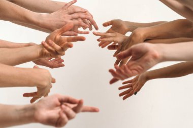 Doğal kadın el güzelliği. Manikürsüz bir sürü kadın eli. Kadın güzelliğindeki doğallık eğilimi. Kaplanmamış doğal çiviler