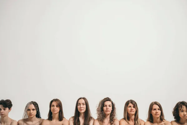 Mooie meisjes met natuurlijke schoonheid. Hoofden van verschillende vrouwen in hetzelfde kader. Plaats voor je tekst. Zwart-wit foto met een groep meisjes. — Stockfoto