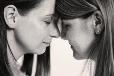 Gerçek kadın arkadaşlığı. Sevdiğin birinin desteği. İki kızla birlikte siyah beyaz bir portre. İlişkilerin Kadın Psikolojisi