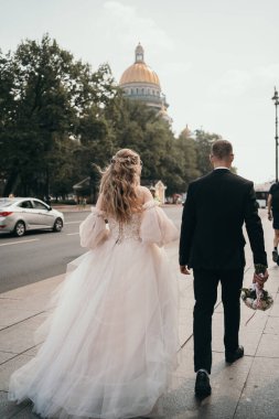 Gelin ve damat sokakta ellerinin arasında yürürler. Genç ve şık bir çift yürüyor. Karı koca güzelce iletişim kuruyor. Aşıklar şehrin sokaklarında koşuyor.