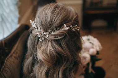 Şık bir düğün saçı süsü. Güzel dalgalı saçlar. Gelinlerin saç stiline yakın çekim