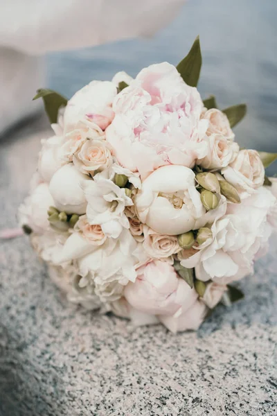 Buquê delicado da noiva com peônias e rosas. bouquet de casamento close-up. Rosas Bush no buquê de noivas — Fotografia de Stock