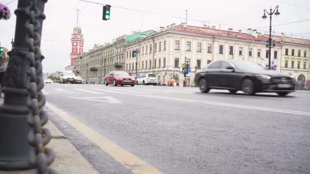 Auta jedou ulicí. Aktivní pohyb automobilů na silnici. rušný provoz na ulici. — Stock video