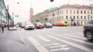 Arabalar caddede ilerler. Yoldaki araçların hareketliliği. Sokakta trafik yoğun..