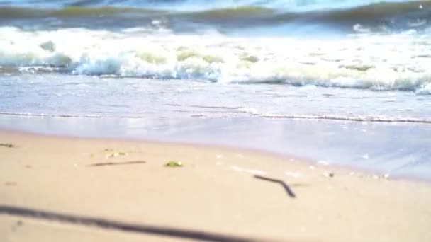 Krásné video s mořskými vlnami. Vlny se valí na písčité pobřeží. Velmi krásná příroda s mořem — Stock video