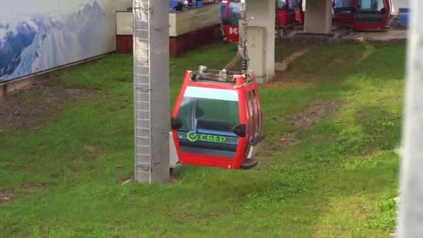 Elevador de close-up com a inscrição SBERBANK. Goes teleférico para Sochi Krasnaya Polyana — Vídeo de Stock