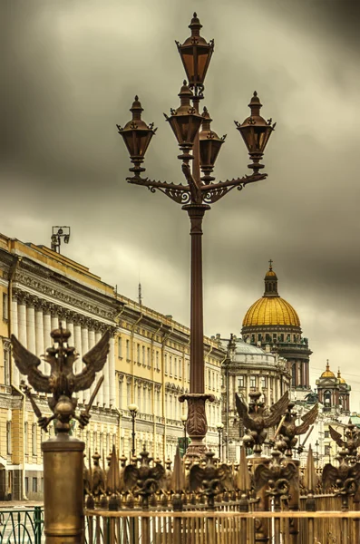 Petersburg five carob lamp grille with Emblem of Russia background — Stock Photo, Image