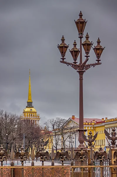 Petersburg pět rohovník lampa chladiče s emblémem Rusko pozadí — Stock fotografie