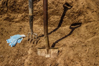 Dirgen eldiven siyah toprakta kürek
