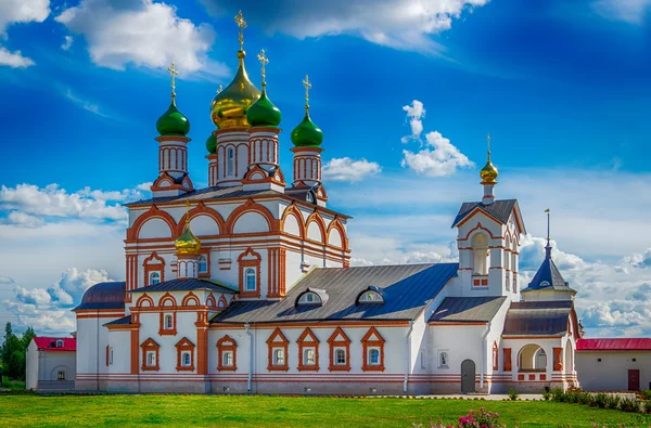 Heilige Drievuldigheid kathedraal Varnickiy klooster van St. Sergius van Rad — Stockfoto