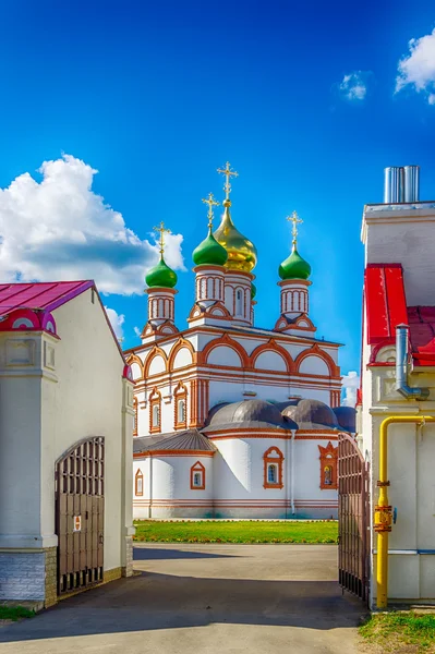 Dreifaltigkeitskathedrale varnickiy Kloster des hl. Sergius von rad — Stockfoto