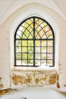 çubuklu eski pencere