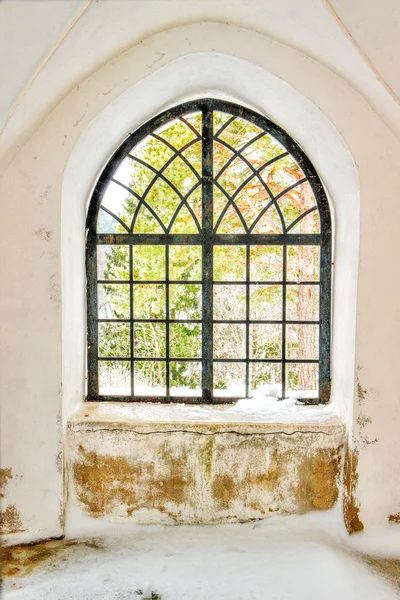 Vecchia finestra con barre — Foto Stock