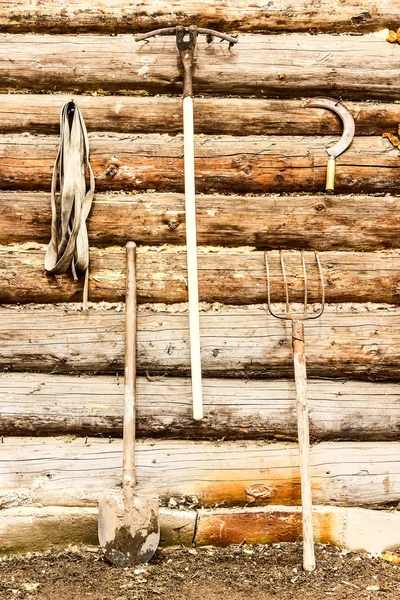 Log wall garden tools — Stock Photo, Image