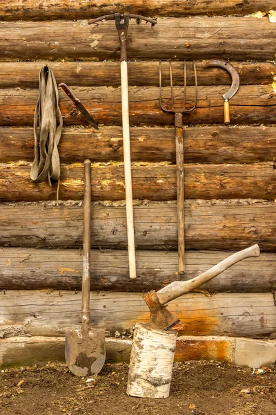 Herramientas de jardín de pared de madera — Foto de Stock