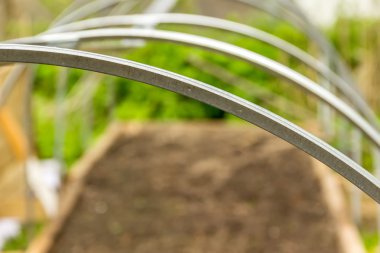 Metal ark sera bahçe içinde