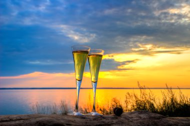 İki kadeh şampanya beyaz şarap duran bir oturum